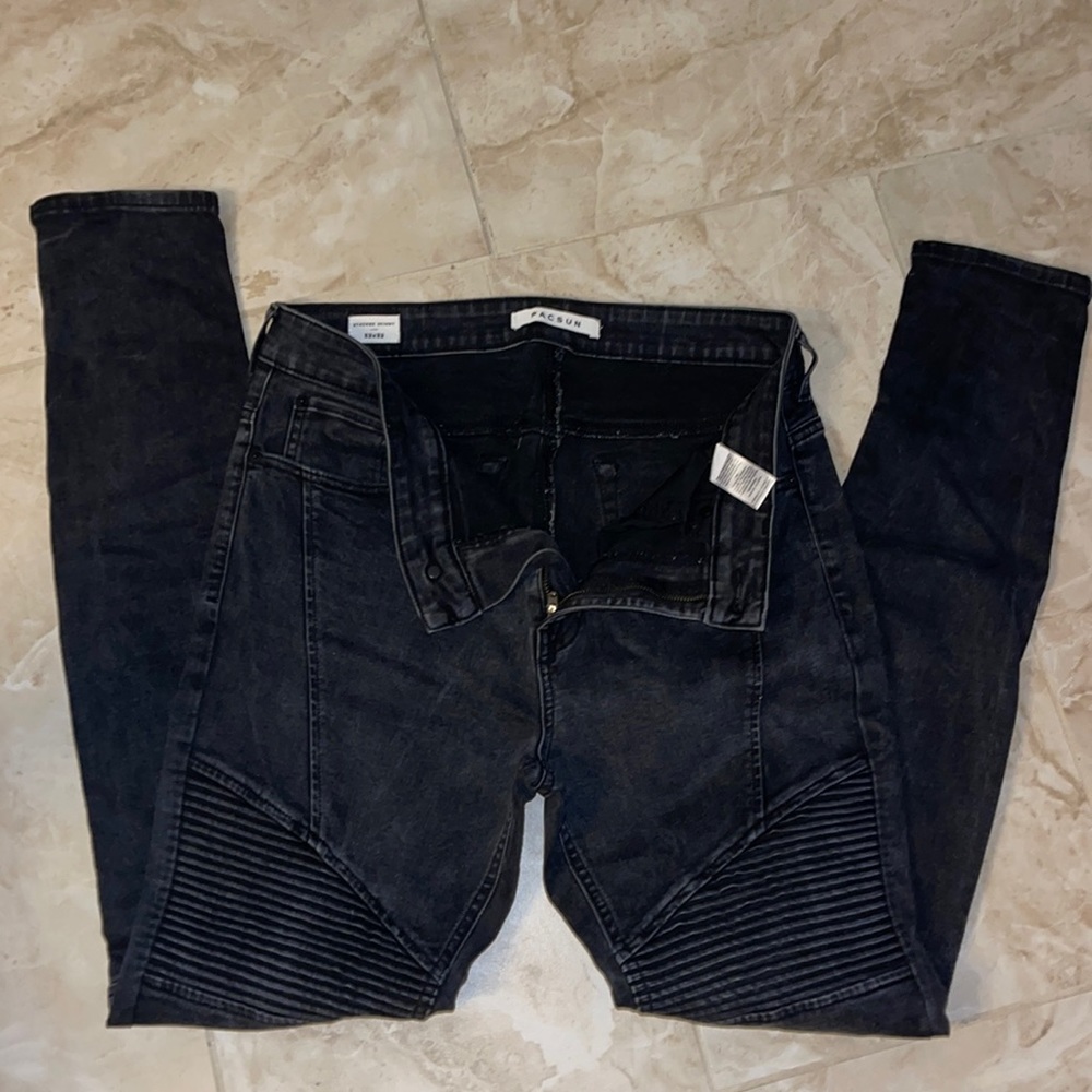 Like new- Black Pac Sun Skinny jeans